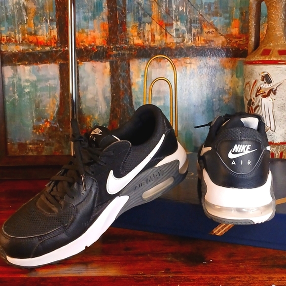 Nike Black and White Athletic Shoes - Picture 3 of 15